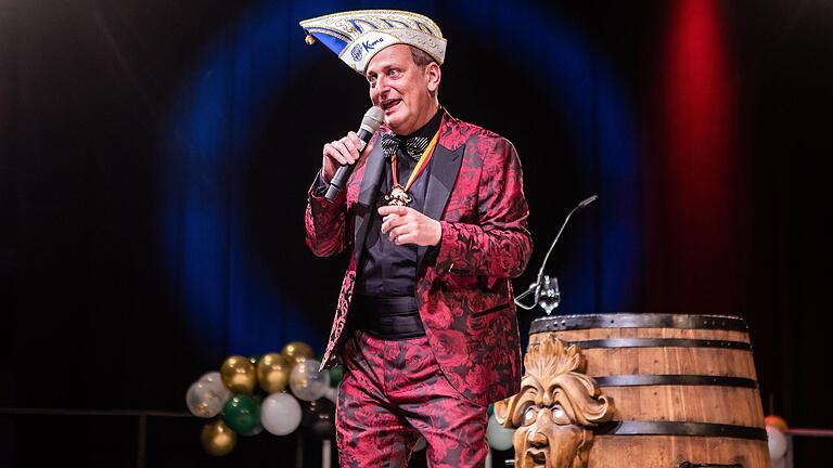 Volker Heißmann mimte zum Abschluss seines Auftritts bei der Rosenmontagssitzung der KiKaG einen Betrunkenen. Volker Heißmann mimte zum Abschluss seines Auftritts bei der Rosenmontagssitzung der KiKaG einen Betrunkenen.