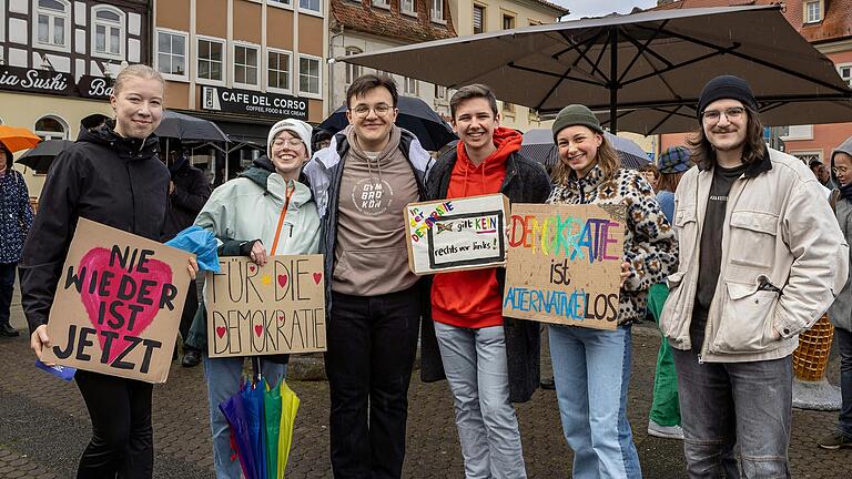Alle Generationen, vor allem aber viele junge Menschen sprachen sich für Demokratie und gegen rechtsextremes Gedankengut aus. Kreative Plakate gab es an allen Ecken zu sehen. Alle Generationen, vor allem aber viele junge Menschen sprachen sich für Demokratie und gegen rechtsextremes Gedankengut aus. Kreative Plakate gab es an allen Ecken zu sehen.