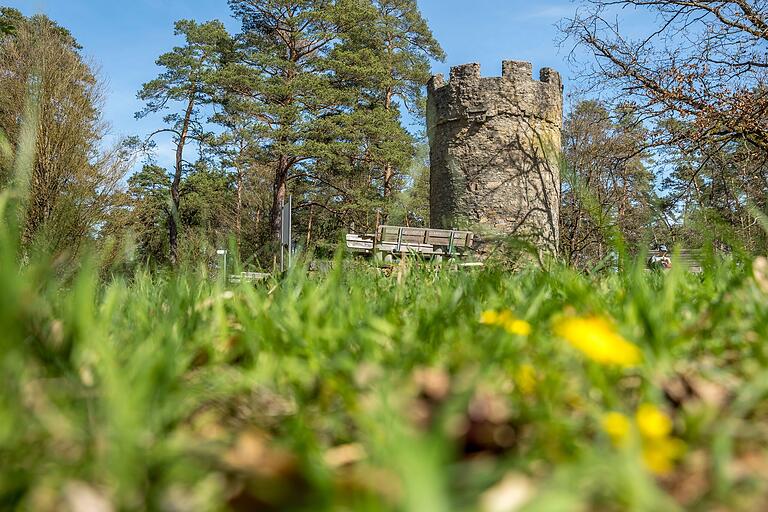 Am historischen Wartturm 'Blauer Storch' (auch Hainturm) laden Bänke, Tische und eine Holzliege zur Rast ein. Das einstige Vortor im Süden Münnerstadts ist 8,4 Meter hoch und hat einen Durchmesser von 5,4 Meter.