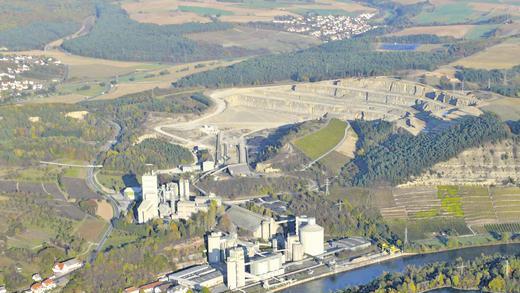 Kommando zurück: Das Zementwerk Lengfurt des Konzerns HeidelbergCement verzichtet auf seine Pläne zur Vertiefung der Abbausohle im Lengfurter Steinbruch. Die umliegenden Gemeinden (oben Erlenbach, links, und Tiefenthal, unten Lengfurt, links) hatten aus Sorge um ihre Trinkwassergewinnung erhebliche Bedenken und lehnten das Vorhaben ab.