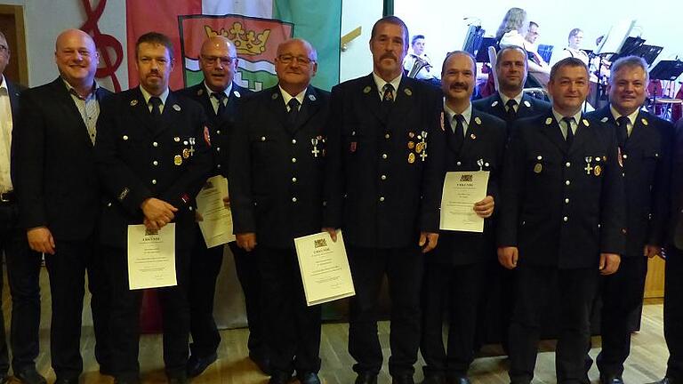 Landrat Thomas Habermann (rechts) nahm die Ehrungen für 25- und 40-jährige Dienstzeit beim Ehrenabend der Feuerwehren der Stadt Bischofsheim vor. Weiter von rechts: Kreisbrandrat Stefan Schmöger, Kommandant Karlheinz Weikard (Wegfurt); Kreisbrandmeister Bernd Abert; Oliver Weber (Wegfurt 25 Jahre); Bernhard Martin (Oberweißenbrunn, 40 Jahre); Peter Kleinhenz, Gregor Kamm (Wegfurt, 40 Jahre); David Johnson (Oberweißenbrunn, 25 Jahre); Bürgermeister Georg Seiffert und zweiter Bürgermeister Egon Sturm.