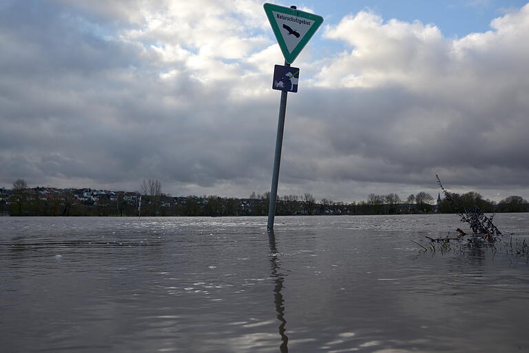 Land unter: Wegen starker Regenfälle ist der Wasserpegel wie hier in der Nähe von Bad Neustadt stark gestiegen. Land unter: Wegen starker Regenfälle ist der Wasserpegel wie hier in der Nähe von Bad Neustadt stark gestiegen.