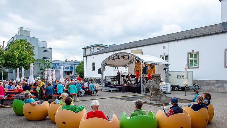Konzertabend im Rahmen der Sommerbühne Auftritt mit Jamniks Band, Thaliachor und Kevin Pfister Trio.