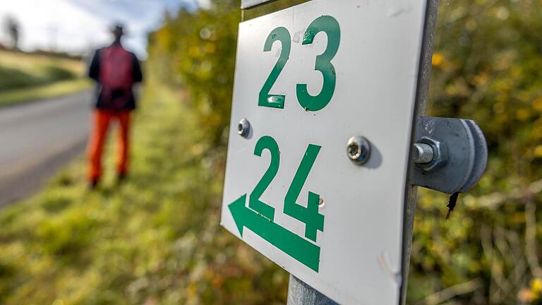 Der Weg ist als 'Frühmesserweg' und als Wanderweg Nr. 24 (grüne Zahl auf weißem Grund) ausgeschildert.