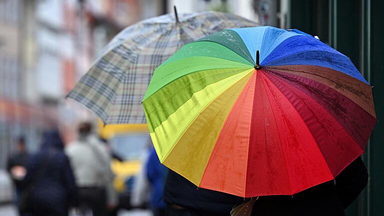 Feucht wird es in der Region. Wo es regnet und wie viel, das ließe sich erst am Dienstagmorgen genauer vorhersagen, heißt es vom Deutschen Wetterdienst.