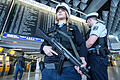 Flughafen Frankfurt fährt Sicherheitsmassnahmen hoch       -  Beamte der Bundespolizei sichern am 22.03.2016 den Terminalbereich des Flughafens on Frankfurt am Main (Hessen). Nach den Terroranschlägen von Brüssel wurden die Sicherheitsmaßnahmen hier massiv erhöht.