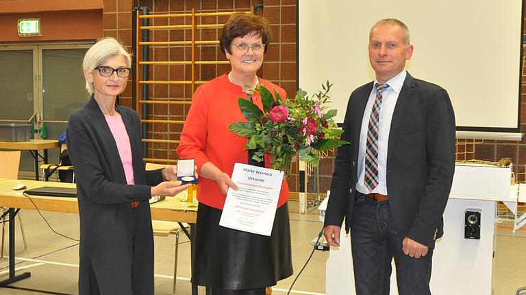 Für ihre Verdienste wurde Bürgermeisterin Edeltraud Baumgartl bei der letzten Gemeinderatssitzung mit der Bürgermedaille in Gold und der Verleihung des Ehrentitels Altbürgermeisterin geehrt. Im Bild: Bürgermeisterin Baumgartl (Mitte) mit ihren Stellvertretern Roswitha Ziegler (links) und Stephan Schäflein.