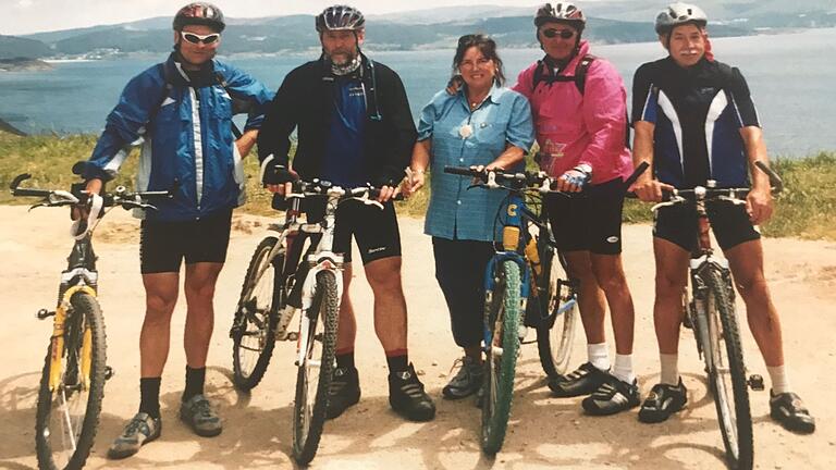 Am Cap Finisterre, das Endziel der Pilgerfahrt, ist circa 100 Kilometer von Santiago entfernt. Es galt vor der Entdeckung Amerikas als das Ende der Welt. Das Bild zeigt von links:  Franz Eisenmann, Michael Geck, Sonja und Hans Schrenk und Ferdinand Zachmann.