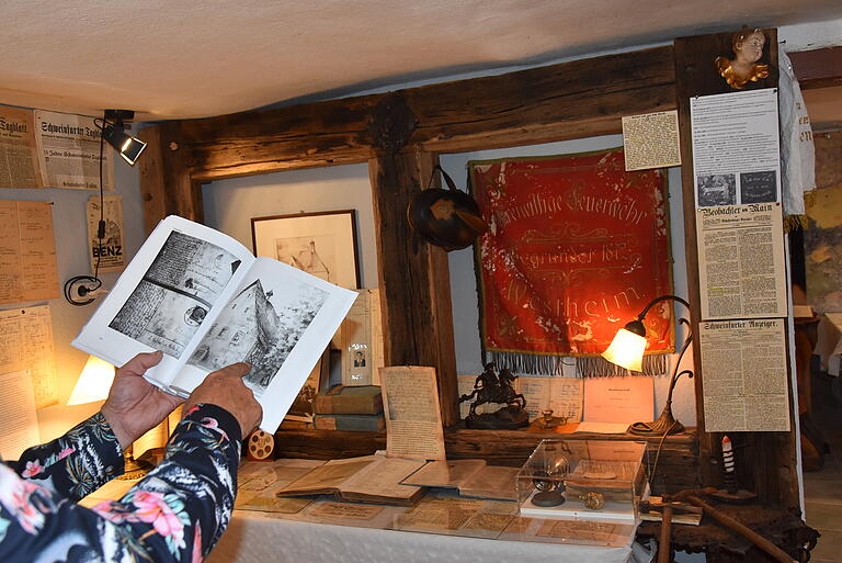 Fachwerkteile vom alten Westheimer Rathaus aus dem 17. Jahrhundert sind in der Ausstellung und aufgearbeitet im Buch zu bestaunen. Fachwerkteile vom alten Westheimer Rathaus aus dem 17. Jahrhundert sind in der Ausstellung und aufgearbeitet im Buch zu bestaunen.
