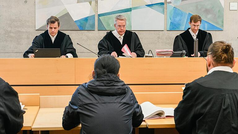 Prozess um zweifachen versuchten Mord vor der Jugendkammer am Landgericht Würzburg: der Vorsitzende Richter Michael Schaller sprach an diesem Freitag das Urteil. Das Foto entstand am ersten Verhandlungstag.