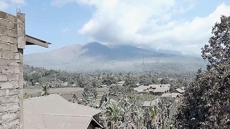 Vulkanausbruch in Indonesien       -  Die ganze Region ist seit Tagen von einer dicken Ascheschicht bedeckt.