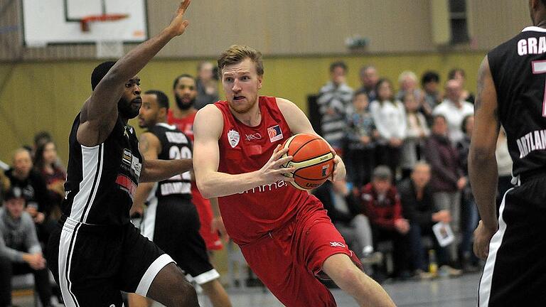 Max Ugrai (Bild) und Lukas Wank aus dem Bundesliga-Team von s. Oliver Würzburg legten im ProB-Achtelfinale gegen die Artland Dragons jeweils ein „Double-Double“ auf. Max Ugrai (Bild) und Lukas Wank aus dem Bundesliga-Team von s. Oliver Würzburg legten im ProB-Achtelfinale gegen die Artland Dragons jeweils ein „Double-Double“ auf.