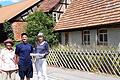 Judith Blum, Scott Ragsdale und Elisabeth Böhrer (von links) vor dem Anwesen in Willmars, auf dem früher das Geburtshaus von Joseph Neumann (Simons Vater) stand.