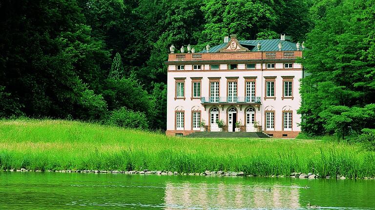 Vom klassizistischen Gartenschloss Schönbusch aus hat man über eine Sichtschneise Blickkontakt mit dem Stadtschloss Johannisburg. Vom klassizistischen Gartenschloss Schönbusch aus hat man über eine Sichtschneise Blickkontakt mit dem Stadtschloss Johannisburg.