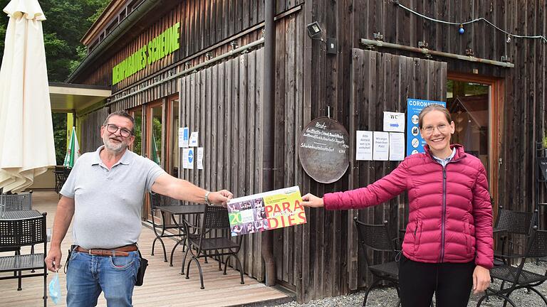 Der Wirt der Weinparadiesscheune, Helmut Scherer, und die Geschäftsführerin des Weinparadieses Franken, Kerstin Kloha, freuen sich schon auf die Veranstaltung Weinfest@home.