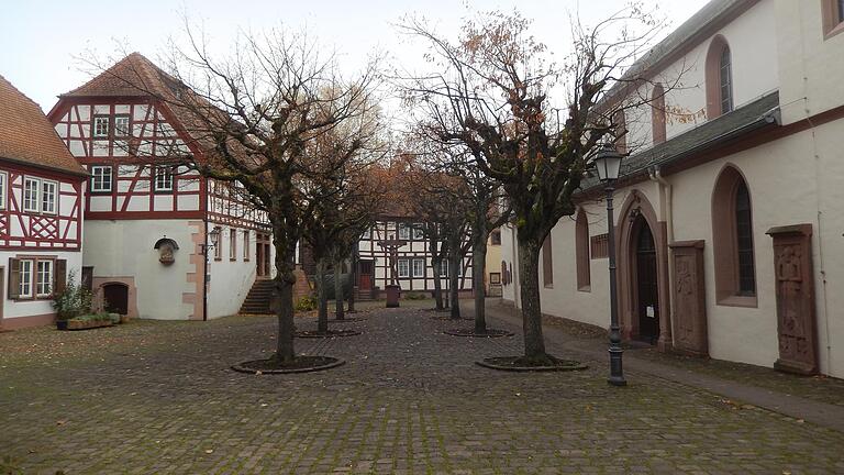 Auf dem Lohrer Kirchplatz ist viel Platz für Veranstaltungen in Zeiten der Pandemie: Hier soll, wie in anderen Bereichen der Pfarreiengemeinschaft auch, an Heiligabend eine Open-Air-Feier ersetzen, was wegen Corona nicht in geschlossenen Räumen möglich ist. Auf dem Lohrer Kirchplatz ist viel Platz für Veranstaltungen in Zeiten der Pandemie: Hier soll, wie in anderen Bereichen der Pfarreiengemeinschaft auch, an Heiligabend eine Open-Air-Feier ersetzen, was wegen Corona nicht in geschlossenen Räumen möglich ist.