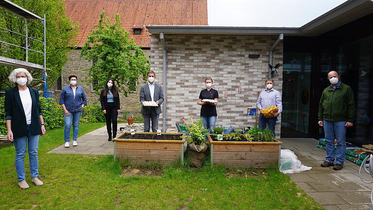 Die evangelische Kindertageseinrichtung 'Arche Noah' in Bad Neustadt setzt bei der Verpflegung der Kinder auf biologische und regionale Produkte.&nbsp; Das Bild zeigt von links: Brigitte Baumeister (Leiterin des Fachzentrums Ernährung/ Gemeinschaftsverpflegung am AELF Würzburg), Brigitte Rossbach (Verpflegungsbeauftragte und pädagogische Fachkraft), Giulia Castro Diaz (Einrichtungsleiterin), Dekan Matthias Büttner, Marina Prinz (Köchin), Michael Derleth vom Naturlandhof Derleth aus Salz und Oliver Kröner, Leiter des Amtes für Ernährung, Landwirtschaft und Forsten in Bad Neustadt.