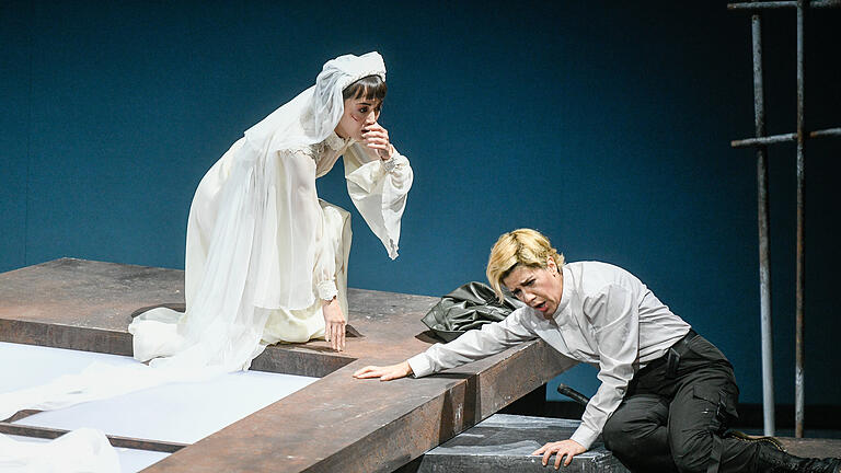 Das Mainfrankentheater zeigt die Italienische Oper 'Die Capulets und die Montagues' in der Theaterfabrik Blaue Halle. Vincenzo Bellini hat die Geschichte von Romeo und Julia als Belcanto-Drama in eine Oper verwandelt.