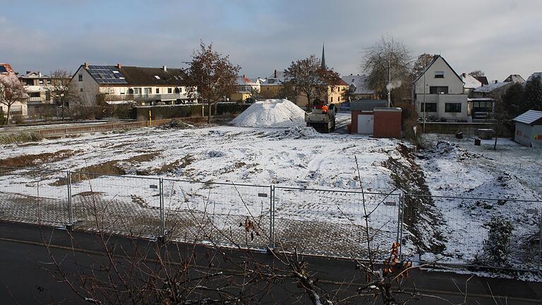Das alte Feuerwehrhaus ist abgerissen. Jetzt beginnen die Rohbauarbeiten für das neue Gebäude. Das alte Feuerwehrhaus ist abgerissen. Jetzt beginnen die Rohbauarbeiten für das neue Gebäude.