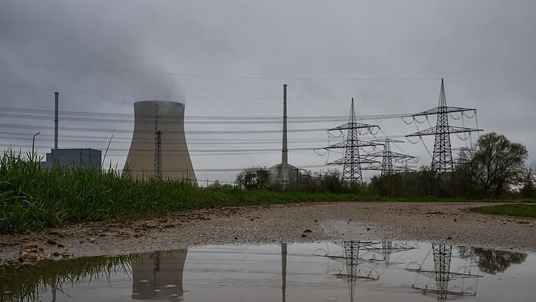 Atomausstieg in Deutschland - Kernkraftwerk Isar 2.jpeg - Auch Isar 2 wurde bei der Trennung der letzten Atomkraftwerke vom Stromnetz abgeschaltet. Bayerns Ministerpräsident Söder will die Atomkraft aber noch nicht aufgeben. Atomausstieg in Deutschland - Kernkraftwerk Isar 2.jpeg - Auch Isar 2 wurde bei der Trennung der letzten Atomkraftwerke vom Stromnetz abgeschaltet. Bayerns Ministerpräsident Söder will die Atomkraft aber noch nicht aufgeben.