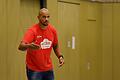 Alex King an der Seitenlinie im Nachwuchs der Würzburg Baskets. Ab Sonntag wird man den BBL-Rekordspieler auch wieder im Fernsehen sehen.