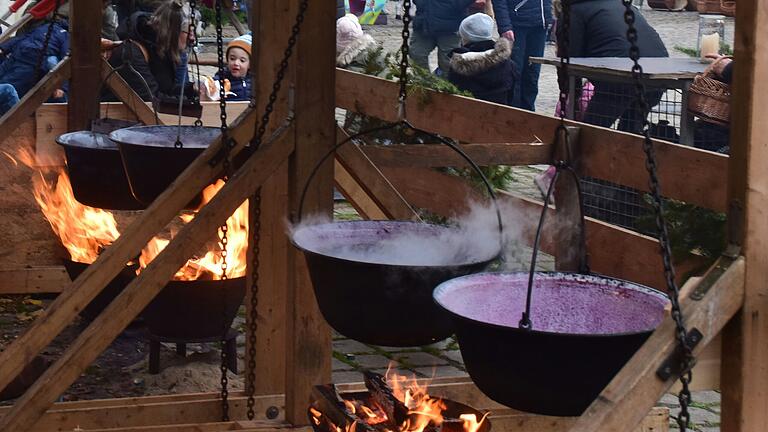 Beim beliebten Rödelseer Weihnachtsmarkt, Christkindles Werkstätten genannt, ist 2023 ein Mann ausgerastet und hat in den Topf mit Feuerzangenbowle gespuckt. Dieser musste vernichtet werden. Beim beliebten Rödelseer Weihnachtsmarkt, Christkindles Werkstätten genannt, ist 2023 ein Mann ausgerastet und hat in den Topf mit Feuerzangenbowle gespuckt. Dieser musste vernichtet werden.