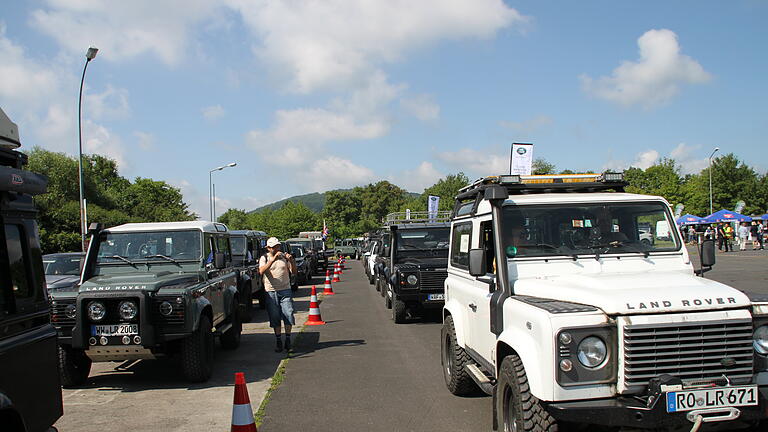 Zum 70. Geburtstag startet Land Rover in Bad Kissingen am 30. Mai 2018 einen Guinness-Weltrekordversuch. Am Vormittag rollten bereits rund 300 Wagen aus dem In- und Ausland auf die Parkplätze, die auf dem früheren US-Kasernengelände ausgewiesen sind. Auf der Bühne gibt es ein Live-Programm mit Musik und Interviews. Am späten Nachmittag sollen dann 700 Land Rover von Hausen nach Nüdlingen rollen.