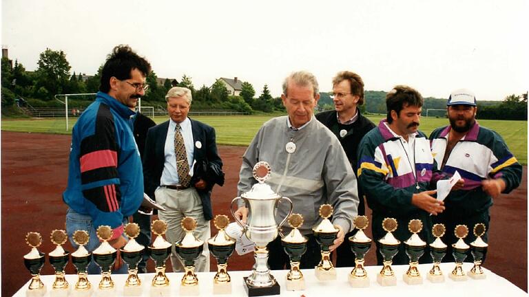 Kiwi-Cup 1995: Der Herr in grauer Jacke ist der verstorbene Herrmann Kupsch, der Gründer der Kupsch-Märkte, im blauen Jogging-Anzug Ernst Gehling. Damals wurden noch Pokale an die Mannschaften von Kupsch überreicht. Kiwi-Cup 1995: Der Herr in grauer Jacke ist der verstorbene Herrmann Kupsch, der Gründer der Kupsch-Märkte, im blauen Jogging-Anzug Ernst Gehling. Damals wurden noch Pokale an die Mannschaften von Kupsch überreicht. 