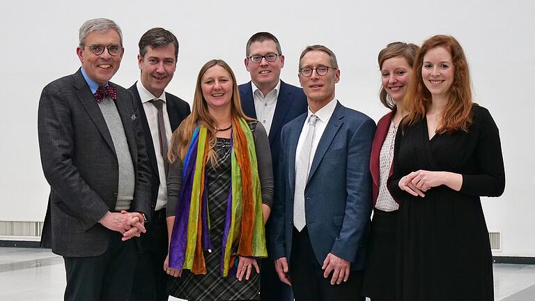 Nach der Pressekonferenz zur Gründung des Else Kröner Center for Advanced Medical &amp; Medical Humanitarian Studies Würzburg (von links): Prof. Matthias Frosch, Dekan der Medizinischen Fakultät der Uni Würzburg, Oberbürgermeister Christian Schuchardt, Dr. Christa Kasang vom DAHW, Prof. Oliver Kurzai, Mikrobiologe Uni Würzburg, Dr. Andreas Müller, Missionsärztliches Institut Würzburg, Dr. Saskia Kreibich vom DAHW und Dr. Judith von Heusinger von der Else Kröner-Fresenius-Stiftung.