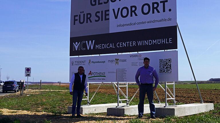 Hier soll das 'Medical Center Windmühle', ein künftiges Ärztehaus in Unterpleichfeld, entstehen. Beim großen Hinweisschild am geplanten Standort besprachen sich Bürgermeister Alois Fischer (links) und der Investor Dr. Etienne Loho. Hier soll das 'Medical Center Windmühle', ein künftiges Ärztehaus in Unterpleichfeld, entstehen. Beim großen Hinweisschild am geplanten Standort besprachen sich Bürgermeister Alois Fischer (links) und der Investor Dr. Etienne Loho.