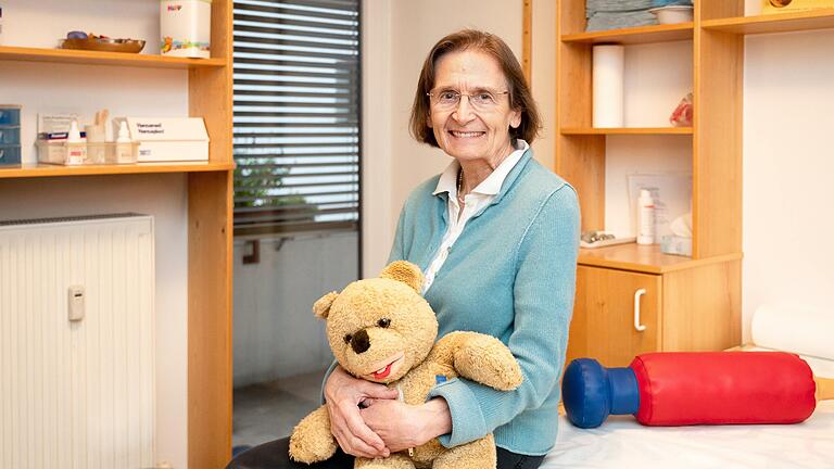 Kinderärztin Dr. Elisabeth Gimpl hört Ende des Jahres auf und schließt ihre Praxis in der Neutorstraße. Der Bär mit dem Reißverschluss, um den Kindern die Organe im Bauch zeigen zu können, wird dort dann nicht mehr gebraucht. Denn eine Kinderarztpraxis-Nachfolge hat sich für die Räumlichkeiten nicht ergeben.