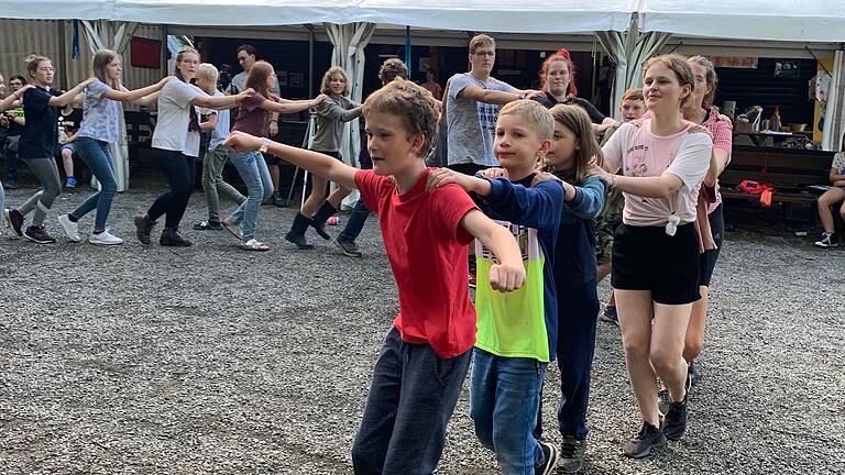 Gemeinsame Polonaise von Kindern und Zeltlager-Team beim bunten Abend. Gemeinsame Polonaise von Kindern und Zeltlager-Team beim bunten Abend.