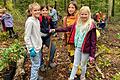 Die ehemaligen Schülerinnen Raija, Ella, Emma und Theresa (von links) der Grundschule Reichenberg buddeln mit einem Hohlspaten ein Loch für einen Walnußbaum-Setzling.