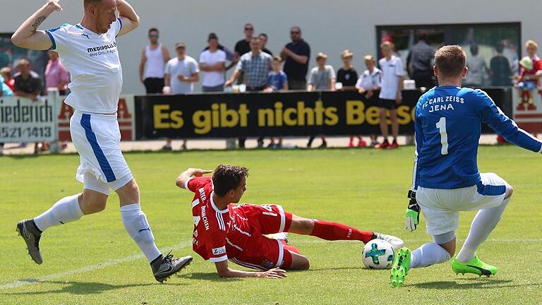 Großchance fürs Münchens Dominik Bock (Mitte), die Jenas Keeper Raphael Koczor aber verhindert. Links Jenas Justin Gerlach.