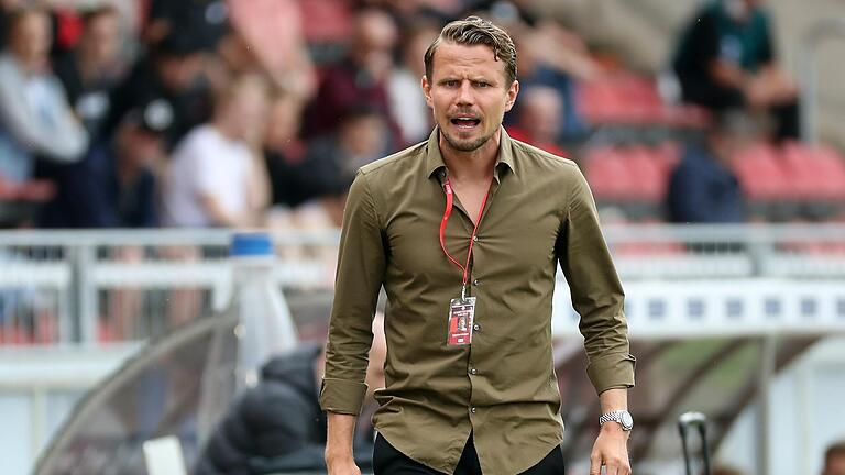 Obwohl Sportvorstand Sebastian Schuppan mit dem bisherigen Saisonverlauf bei Würzburger Kickers unzufrieden ist, glaubt er weiter an die Stärke des neuen Rothosen-Teams. Obwohl Sportvorstand Sebastian Schuppan mit dem bisherigen Saisonverlauf bei Würzburger Kickers unzufrieden ist, glaubt er weiter an die Stärke des neuen Rothosen-Teams.