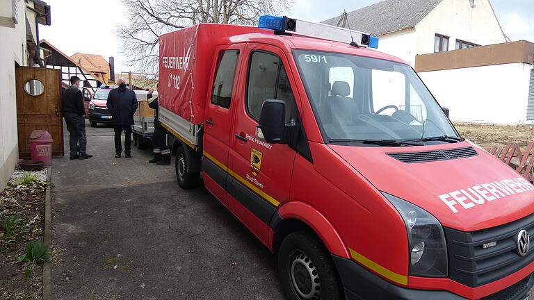 Die Freiwilligen Feuerwehren aus Ebern uns Eyrichshof packten mit zwei Dutzend Helfern mit an, als es galt Möbel, zu transportieren und aufzubauen. Die Freiwilligen Feuerwehren aus Ebern uns Eyrichshof packten mit zwei Dutzend Helfern mit an, als es galt Möbel, zu transportieren und aufzubauen.