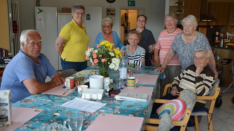 In der Senioren-Wohngemeinschaft "Schwalbennest" leben derzeit fünf Frauen und ein Mann. Von links: Bernd Heuer, Hauswirtschafterin Cilly Gessner, Lisa Kästner, Irmgard Memmel, dahinter Pflegekraft Yvonne Essiger, Heidi Pomp, Irmgard Markert und Frieda Manger. In der Senioren-Wohngemeinschaft "Schwalbennest" leben derzeit fünf Frauen und ein Mann. Von links: Bernd Heuer, Hauswirtschafterin Cilly Gessner, Lisa Kästner, Irmgard Memmel, dahinter Pflegekraft Yvonne Essiger, Heidi Pomp, Irmgard Markert und Frieda Manger.