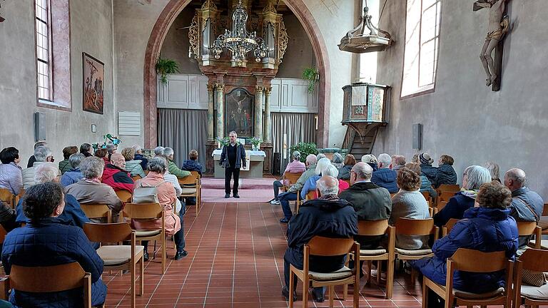 Pfarrer Peter Stier (Mitte) hielt eine Andacht und erzählte aus der Geschichte der Kirchenburg und der Stadt Marktsteft.