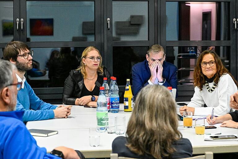Kopfzerbrechen über das Wahlergebnis: Pfarrer Tobias Grassmann (links), Stephanie und Alexander Kühn und Christiane Kerner (rechts) bei einem Treffen des Aktionsbündnisses. Kopfzerbrechen über das Wahlergebnis: Pfarrer Tobias Grassmann (links), Stephanie und Alexander Kühn und Christiane Kerner (rechts) bei einem Treffen des Aktionsbündnisses.