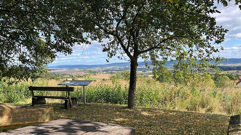 Die Bäume spenden Besucherinnen und Besuchern des Picknickplatzes in Uchenhofen Schatten. Die Bäume spenden Besucherinnen und Besuchern des Picknickplatzes in Uchenhofen Schatten.