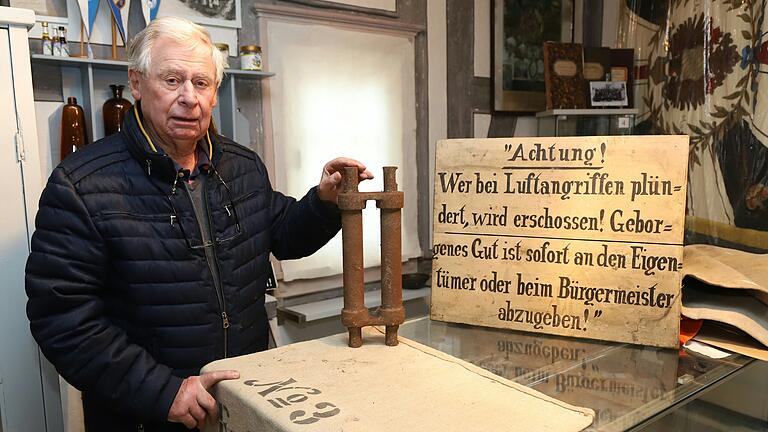 Kreisarchivpfleger Hilmar Spiegel mit einem Kettenglied eines US-Panzers im Rathausmuseum in Zeilitzheim. Es wurde 2001 in der Nähe der Wengerts-Hütte auf dem Eichelberg gefunden. Dort hatten am 9. April 1945 amerikanische Truppen sich Kämpfe mit SS-Soldaten geliefert, die sich im Dorf verschanzt hatten.
