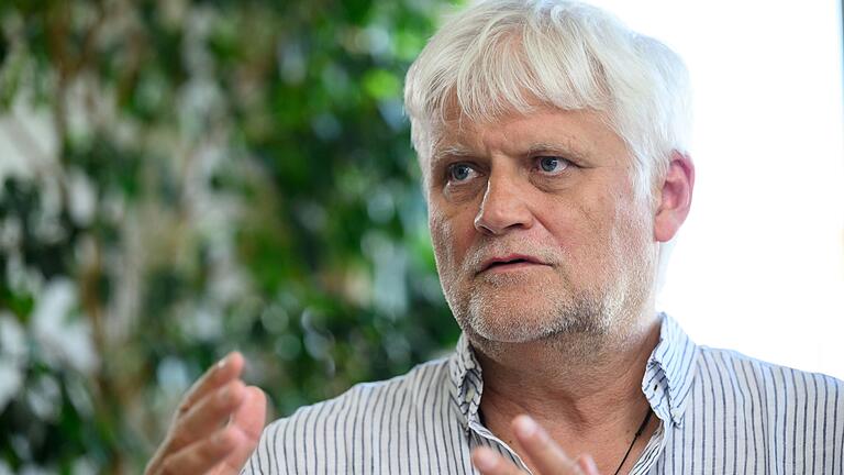 Der Ton zwischen Medizinern und Patienten hat sich verändert, das 'Monopol der Wissensvermittlung haben wir als Ärzte nicht mehr', sagt der unterfränkische KVB-Beauftragte Joachim Lentzkow. Der Ton zwischen Medizinern und Patienten hat sich verändert, das 'Monopol der Wissensvermittlung haben wir als Ärzte nicht mehr', sagt der unterfränkische KVB-Beauftragte Joachim Lentzkow.
