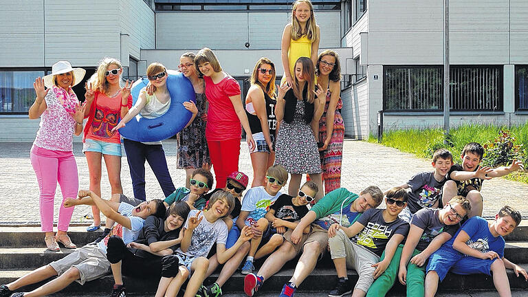 Musisch und kompetenzorientiert: Die Kinder und Jugendlichen, die ab dem kommenden Schuljahr in die dann selbstständige Realschule Schonungen gehen (im Hintergrund das Gebäude), haben gute individuelle Lernchancen, weil es dort nur rund 180 Schüler geben wird. Musisch und kompetenzorientiert: Die Kinder und Jugendlichen, die ab dem kommenden Schuljahr in die dann selbstständige Realschule Schonungen gehen (im Hintergrund das Gebäude), haben gute individuelle Lernchancen, weil es dort nur rund 180 Schüler geben wird.