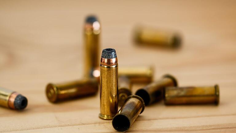 Ein ehemalige Soldat aus Hemmelburg musste sich vor Gericht verantworten. Er hatte eine einzelne Leuchtspurpatrone - auf dem Bild sind Patronen einer Pistole zu sehen - eingesteckt. Symbolbild: stevepb/pixabay - Ein ehemalige Soldat aus Hemmelburg musste sich vor Gericht verantworten. Er hatte eine einzelne Leuchtspurpatrone - auf dem Bild sind Patronen einer Pistole zu sehen - eingesteckt. Symbolbild: stevepb/pixabay Ein ehemalige Soldat aus Hemmelburg musste sich vor Gericht verantworten. Er hatte eine einzelne Leuchtspurpatrone - auf dem Bild sind Patronen einer Pistole zu sehen - eingesteckt. Symbolbild: stevepb/pixabay - Ein ehemalige Soldat aus Hemmelburg musste sich vor Gericht verantworten. Er hatte eine einzelne Leuchtspurpatrone - auf dem Bild sind Patronen einer Pistole zu sehen - eingesteckt. Symbolbild: stevepb/pixabay