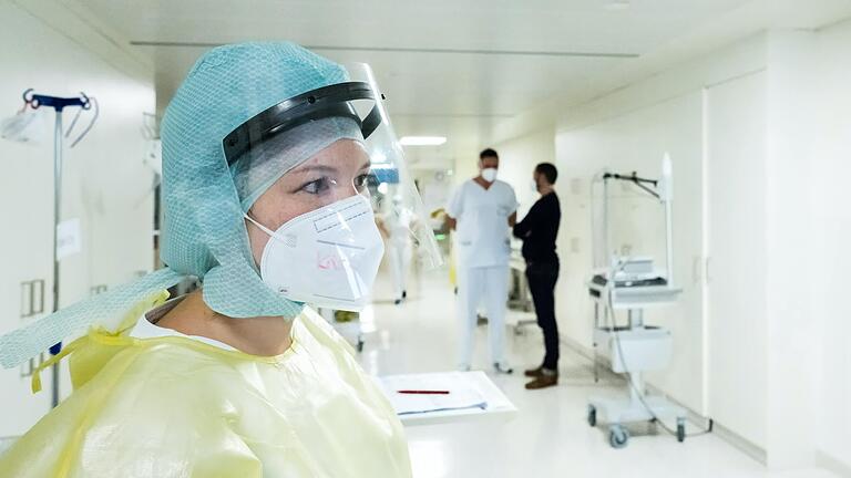 Die vierte Welle hat den Druck auf das medizinische Personal in den Krankenhäusern noch einmal erhöht. Schon jetzt liegen 30 Prozent mehr Patienten auf der Station als während der dritten Welle. Die vierte Welle hat den Druck auf das medizinische Personal in den Krankenhäusern noch einmal erhöht. Schon jetzt liegen 30 Prozent mehr Patienten auf der Station als während der dritten Welle.