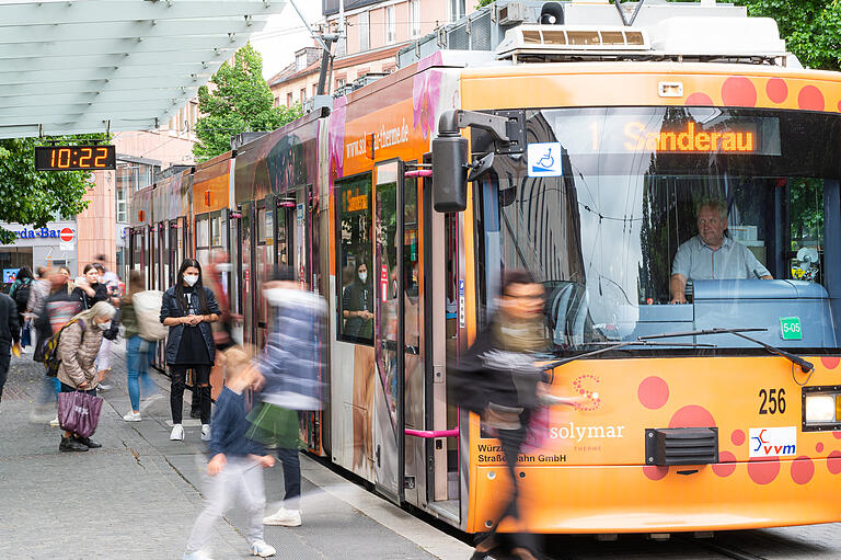 Eine Straßenbahn hält an der Haltestelle Juliuspromenade in Würzburg. In einem gemeinsamen Antrag forderten die SPD- und CSU-Stadtratsfraktionen im Sommer eine kostenfreie City-Zone. Eine Straßenbahn hält an der Haltestelle Juliuspromenade in Würzburg. In einem gemeinsamen Antrag forderten die SPD- und CSU-Stadtratsfraktionen im Sommer eine kostenfreie City-Zone.