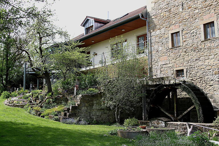 Blick auf das einzigartige Naturparadies der 'Vogtsmühle' mit ihren Bachläufen. Sie hat ihren Weg in die Moderne genommen, dreht noch ihr Mühlrad und erzeugt damit sogar elektrische Energie. Blick auf das einzigartige Naturparadies der 'Vogtsmühle' mit ihren Bachläufen. Sie hat ihren Weg in die Moderne genommen, dreht noch ihr Mühlrad und erzeugt damit sogar elektrische Energie.