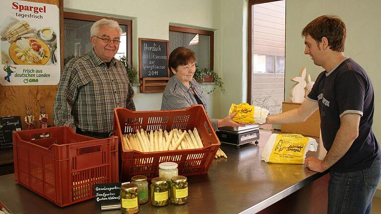 Im Hofladen der Familie Büttner in Alitzheim gibt es neben saisonalem Spargel und Erdbeeren das gesamte Jahr hindurch ein breites Sortiment an verschiedenen, regionalen Produkten.