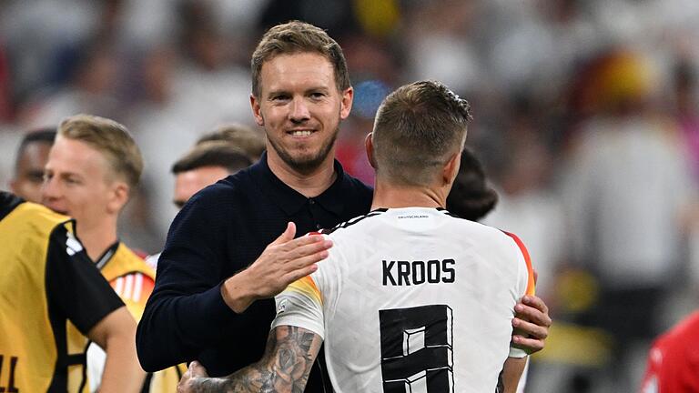 Julian Nagelsmann und Toni Kroos       -  Toni Kroos lobt Bundestrainer Julian Nagelsmann.