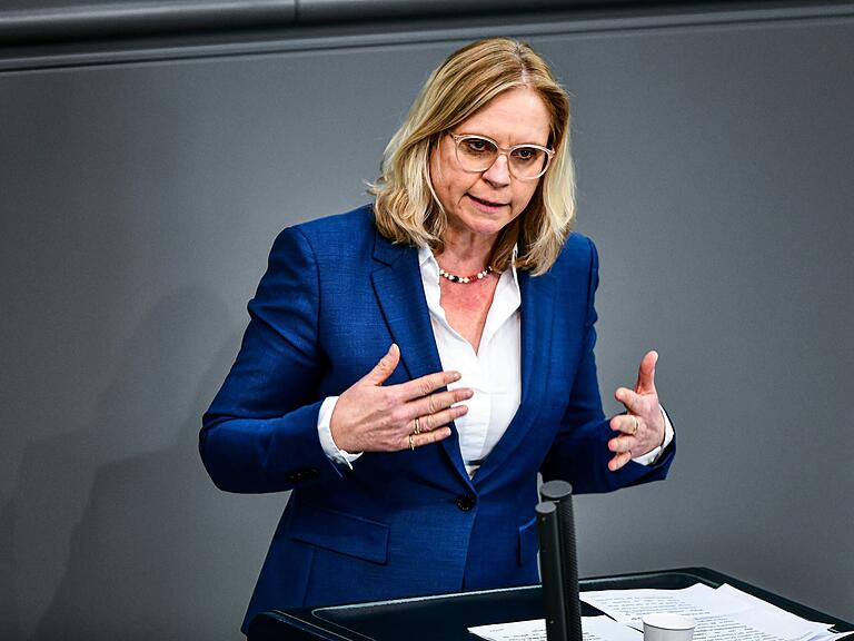 Andrea Lindholz im Februar 2022 bei einer Rede im Deutschen Bundestag. Andrea Lindholz im Februar 2022 bei einer Rede im Deutschen Bundestag.